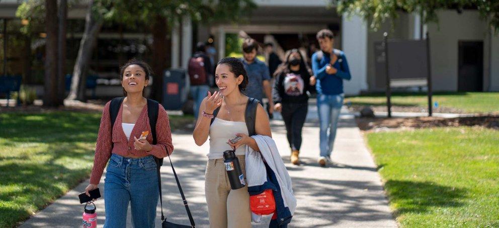 学生们在十大正规网赌平台校园里聊天